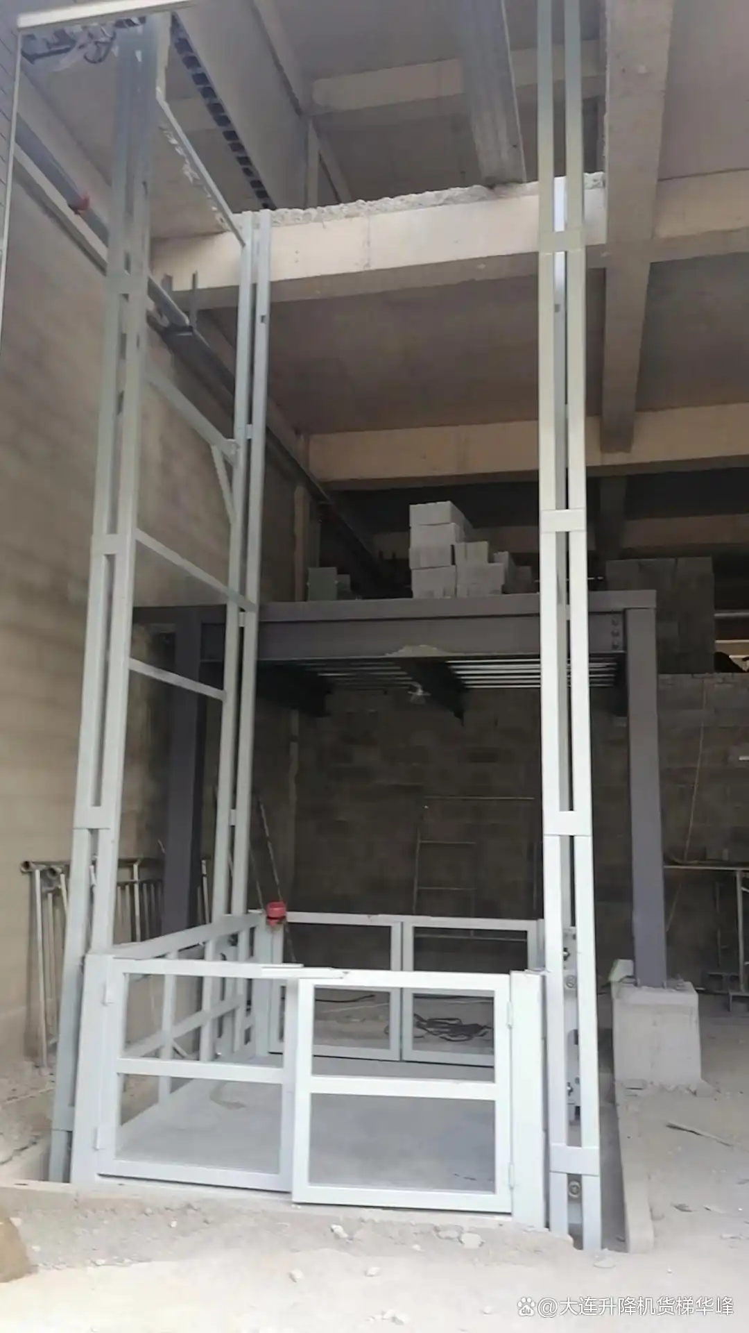 导轨货梯升降机安全性_淄博导轨式升降货梯厂家如何选择_导轨货梯升降机载重能力